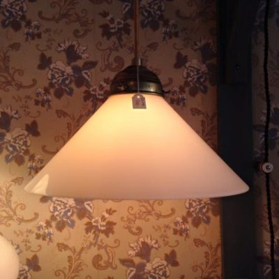 Gylden skomager lampe. Hedder også bodega eller apoteker lampe