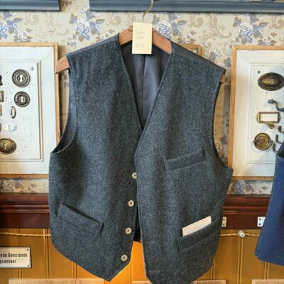 Grå uldvest forfra
