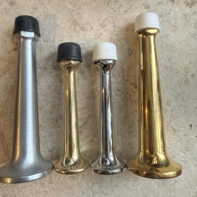 Dørstoppere i messing, chrome og børstet stål med sort eller hvid tip