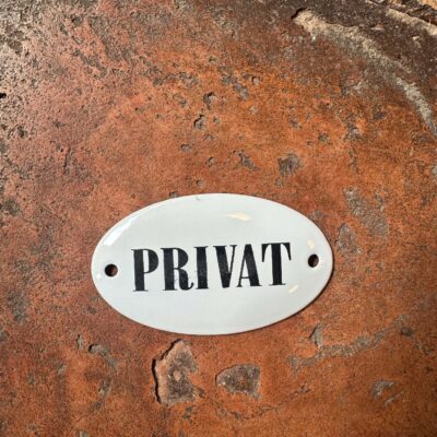 Privat skilt med versaler
