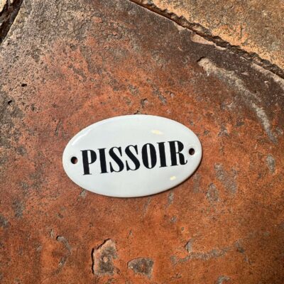 Pissoire skilt med versaler