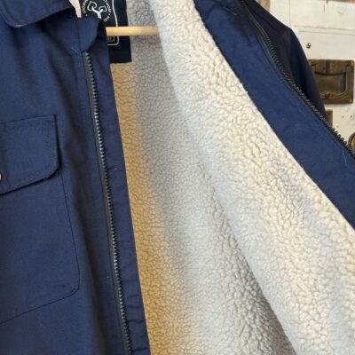 Det lækre fleece for gør jakke anvendelig på kolde dage.