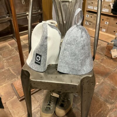 Begge modeller af den klassike saune / bade hue fra Klitmøller og Nørre Vorupør - begge modeller i lækker blød uld filt