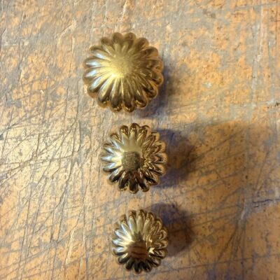 Møbelknop blomst messing