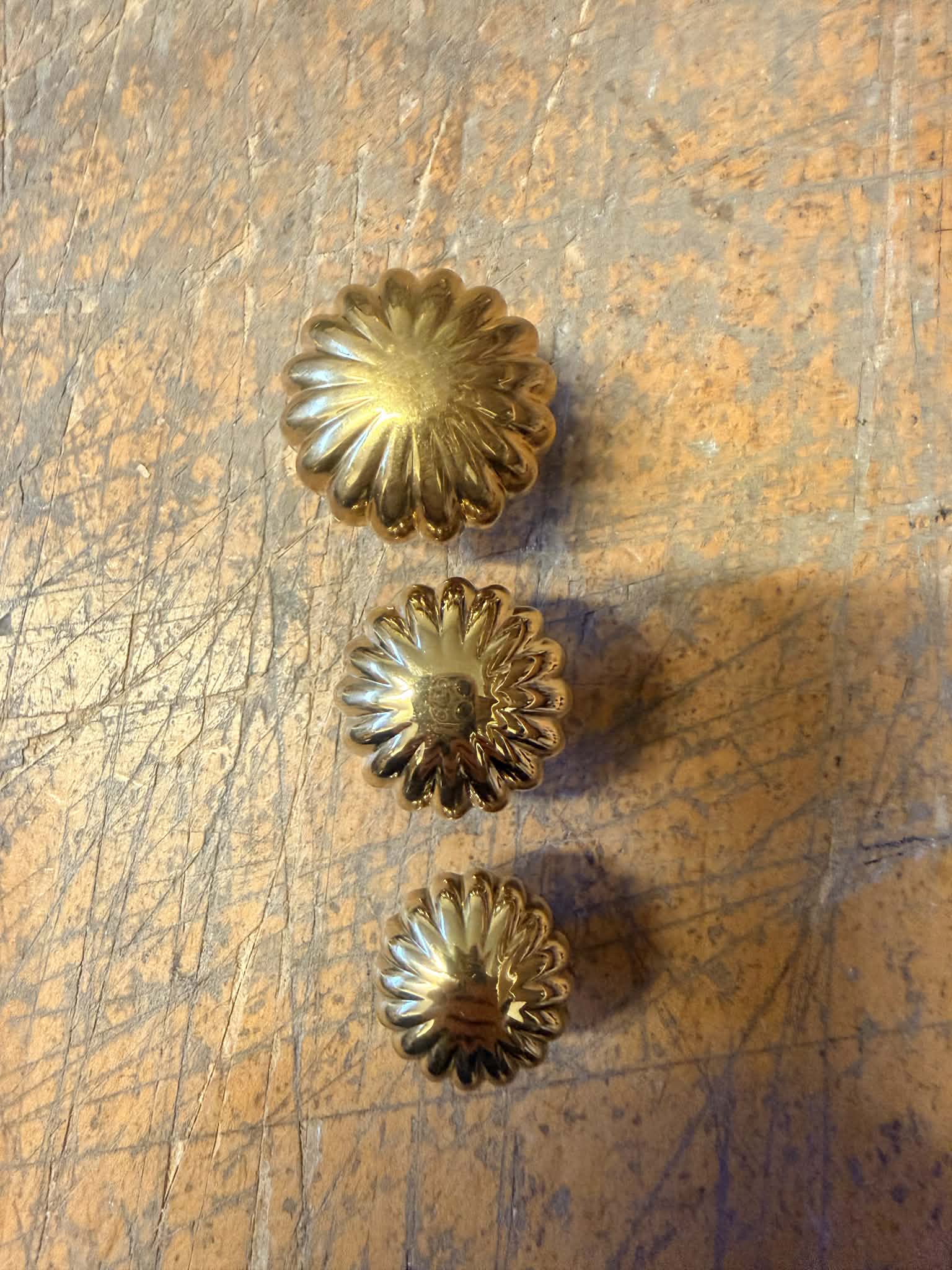 Møbelknop blomst messing