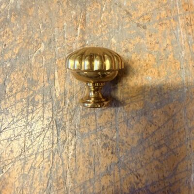 Møbelknop blomst messing fra siden