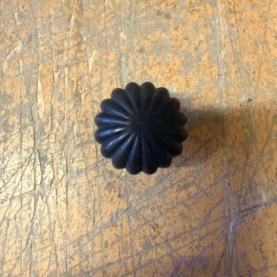 Møbelknop blomst antik messing