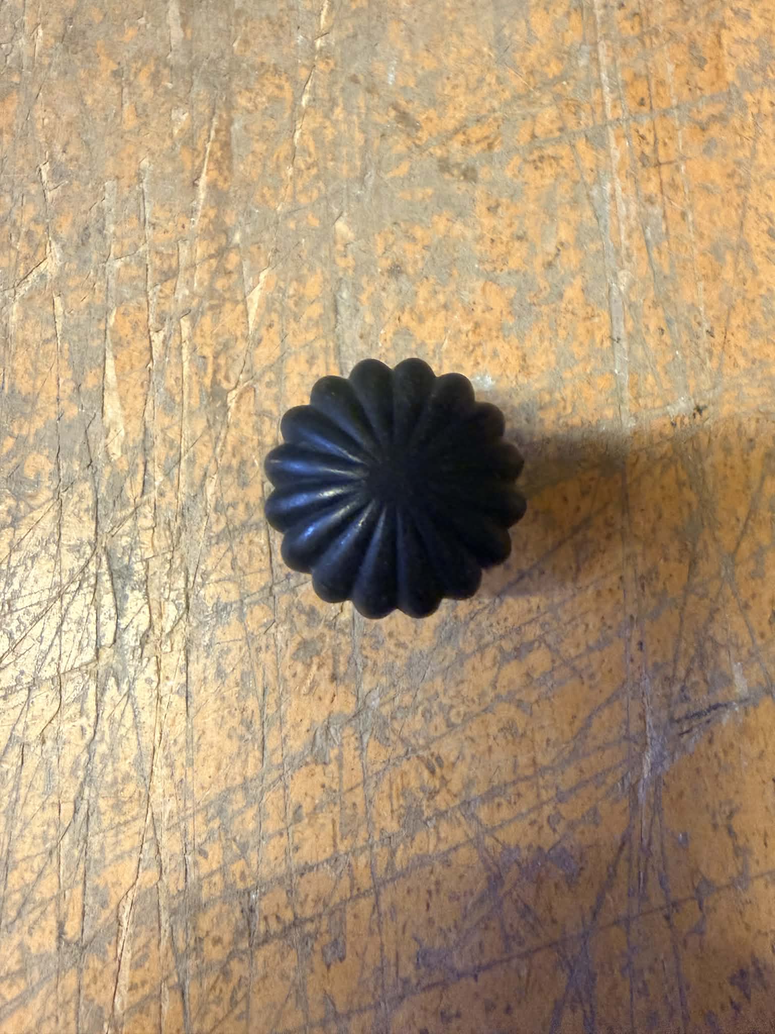 Møbelknop blomst antik messing