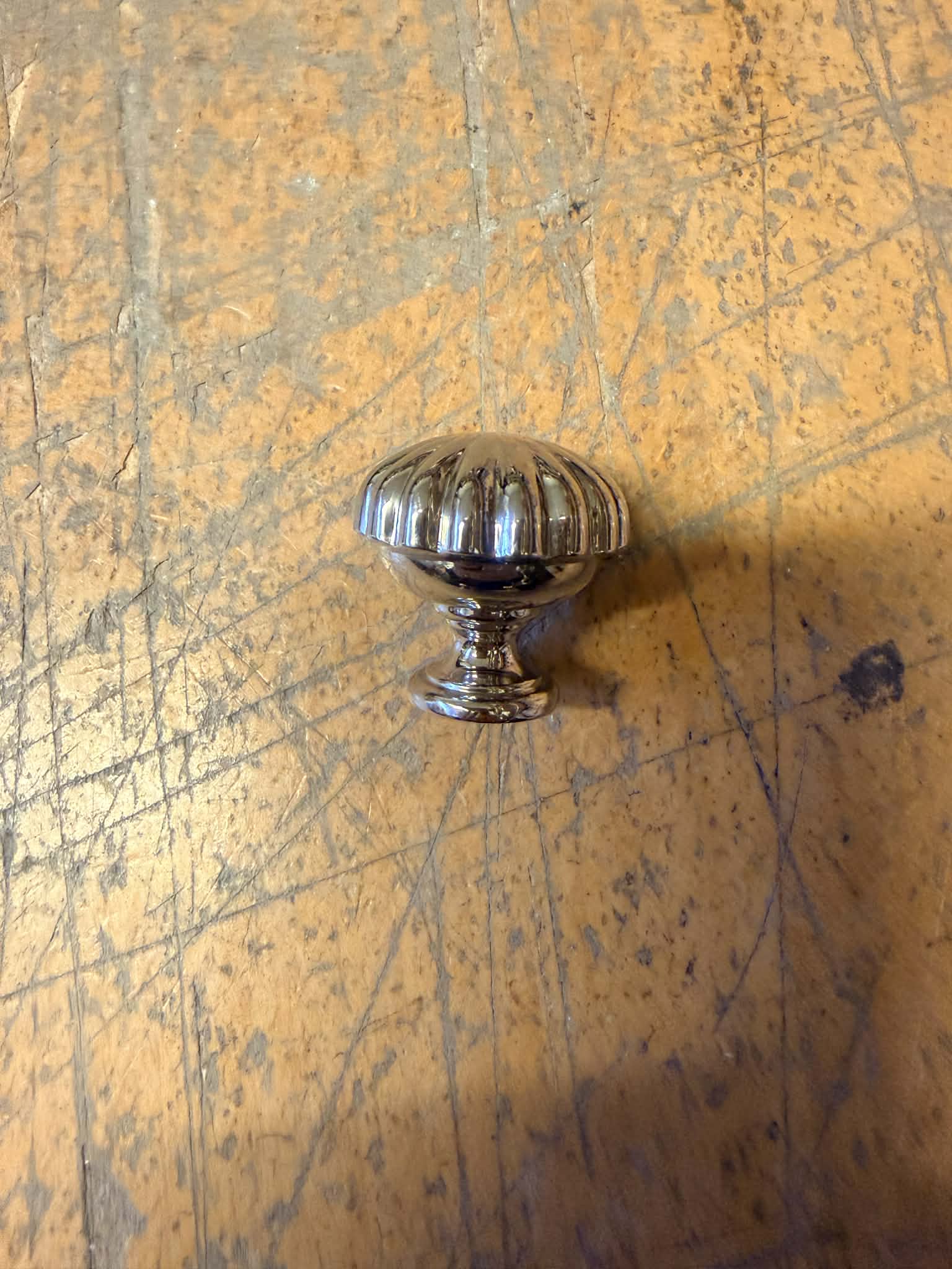 Møbelknop blomst chorme fra siden