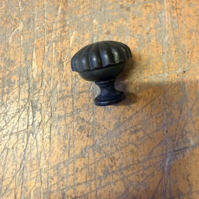 Møbelknop blomst antik messing fra siden