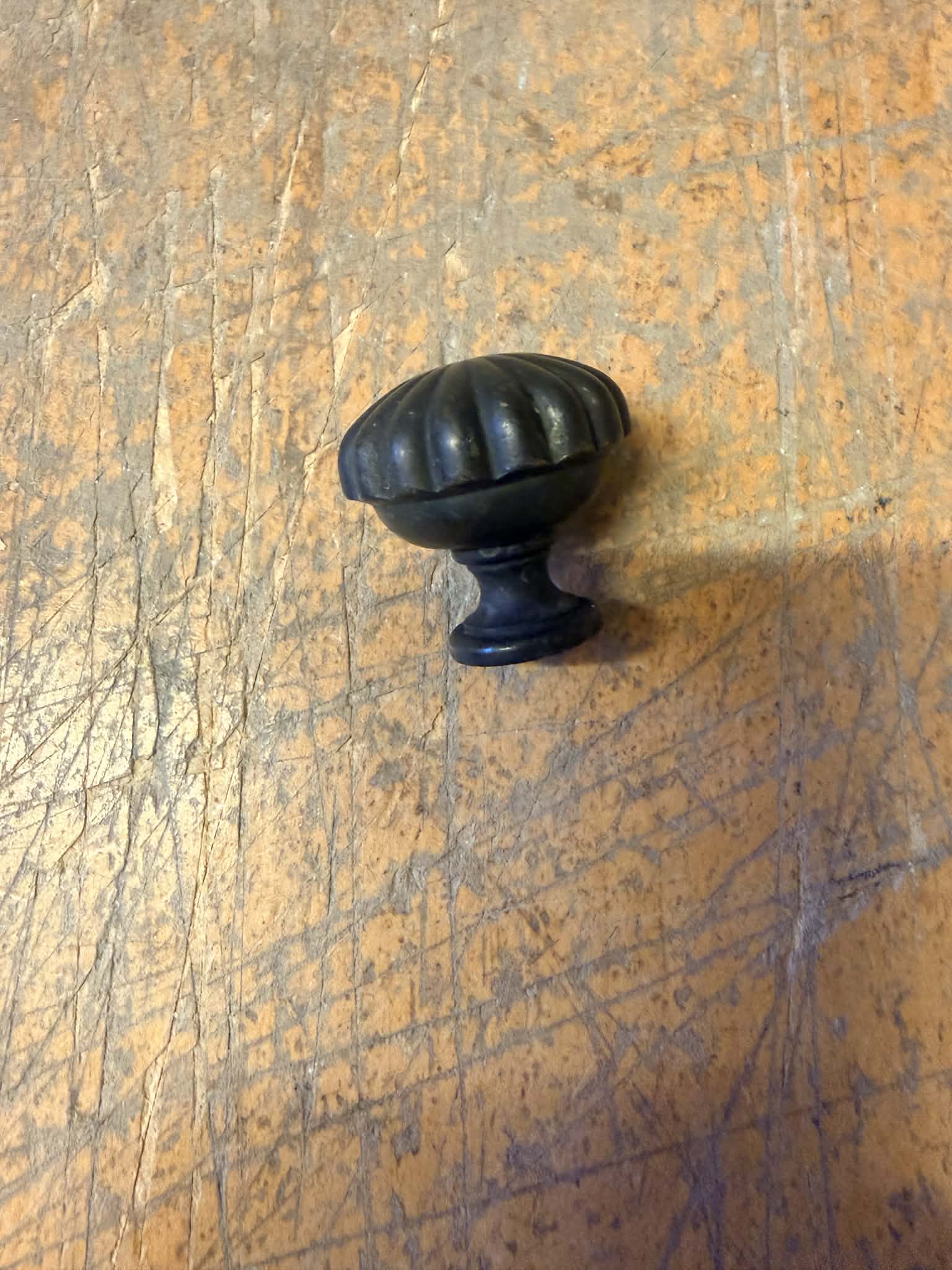 Møbelknop blomst antik messing fra siden