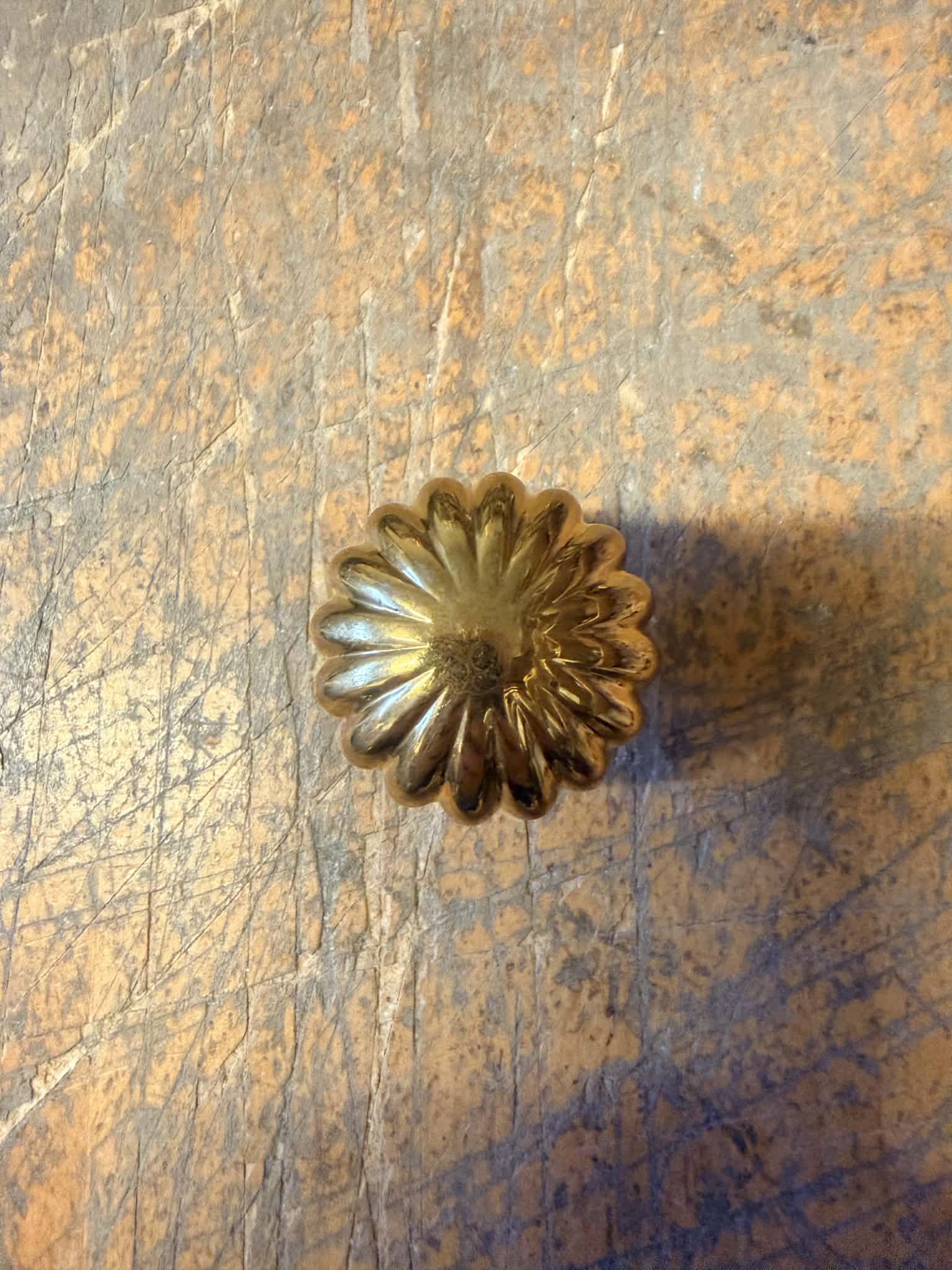 Møbelknop blomst messing